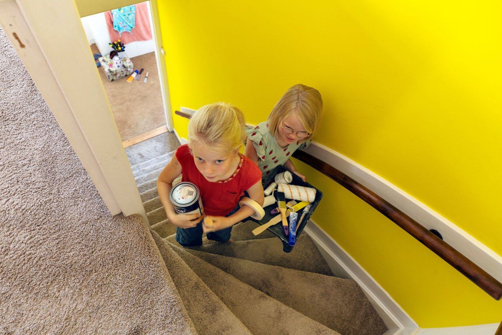 Thuispoort | kinderen lopen op de trap naar boven